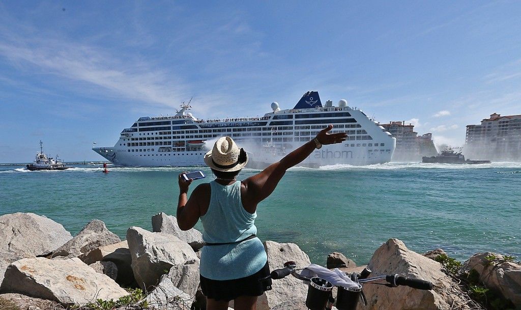 Primer crucero estadounidense llega a Cuba - SOP-AP-SPANI-SPAN-FL-_Cast-1024x609