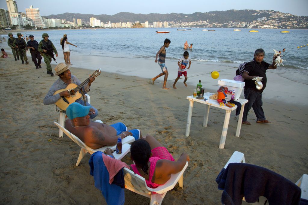 La muerte acecha en Acapulco - SOP-AP-SPANI-SPAN-ME_Cast-4-1024x683