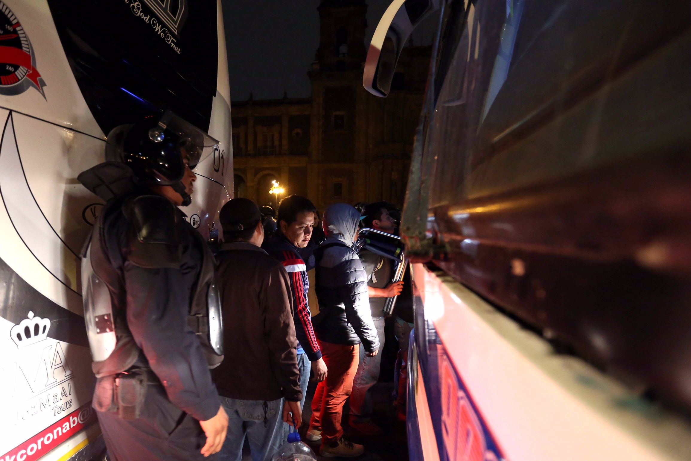 Vuelca tráiler con 10 toneladas de camarón en La Marquesa - STODOM04