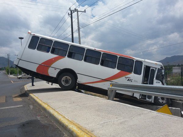 Choque de camiones de personal deja 70 obreros lesionados en Saltillo