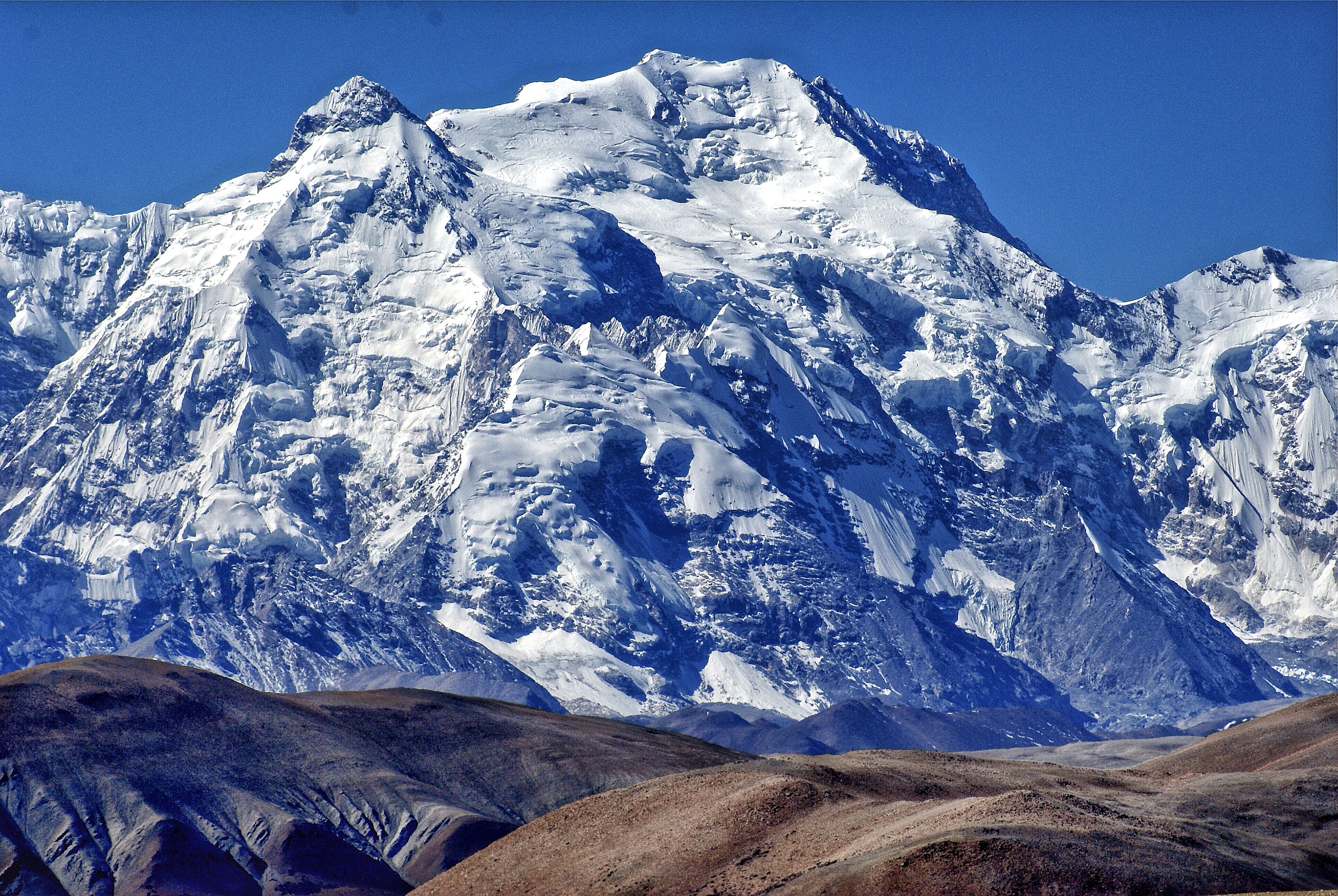 Encuentran a dos alpinistas encapsulados en glaciar después de 16 años - Shisha-Pangma-The-land-of-snow