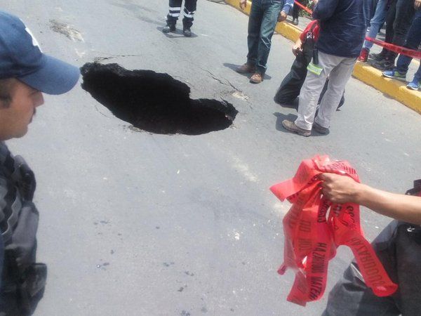 Se forma socavón en Ixtapaluca