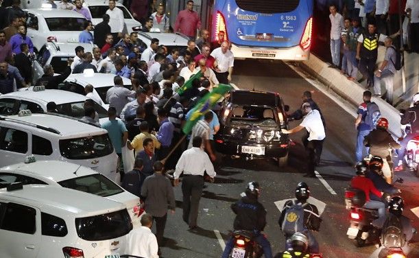 Protestas violentas en Sao Paulo por aprobación de Uber - Taxistas-protestas-Uber-Sao-Paulo-Diego-Padgurschi-FolhaPress