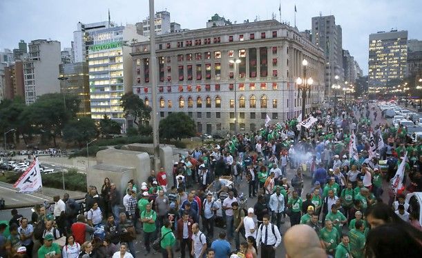 Protestas violentas en Sao Paulo por aprobación de Uber - Taxistas-protestas-Uber-Sao-Paulo-Diego-Padgurschi-FolhaPress2