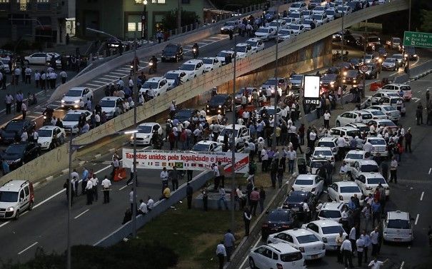 Protestas violentas en Sao Paulo por aprobación de Uber - Taxistas-protestas-Uber-Sao-Paulo-Diego-Padgurschi-FolhaPress3