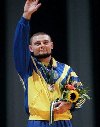 Video: luchador olímpico enfrenta a 7 policías en Ucrania - Ucrania-ganador-Atlanta-AP