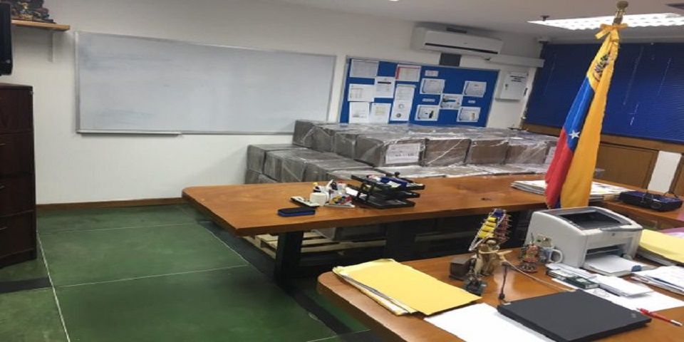 Oposición venezolana presenta firmas del referendo contra Maduro