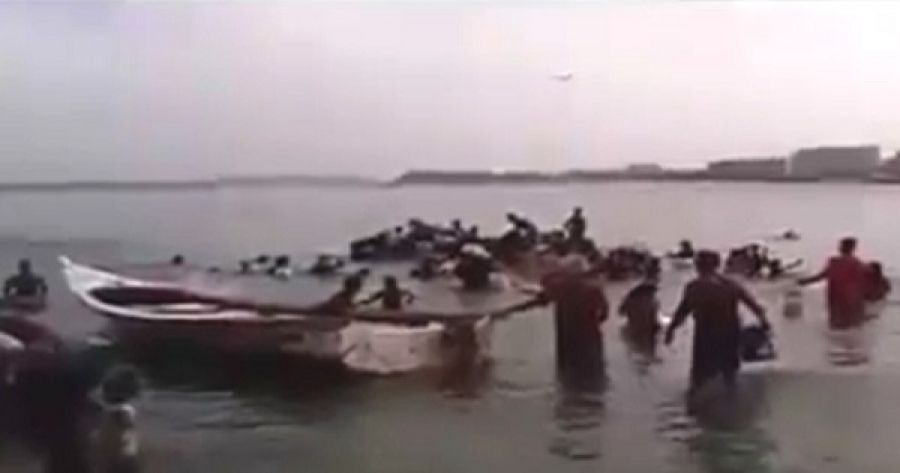 Video: saquean y hunden lancha con sardinas en Venezuela