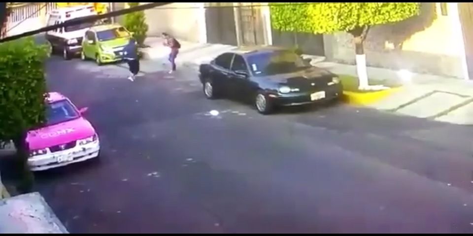 Video: asaltan a plena luz del día a peatón en Azcapotzalco
