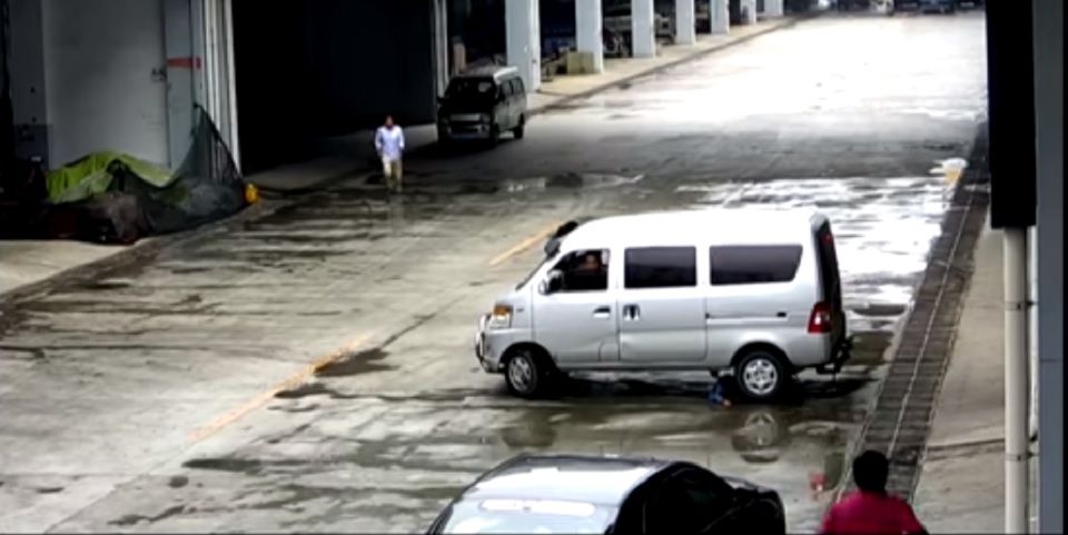 Video: vehículo arrolla a menor de dos años y sobrevive