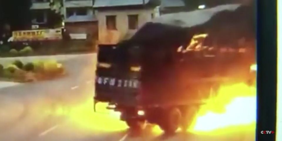 Video: mueren dos conductores de camión tras golpe y explosión