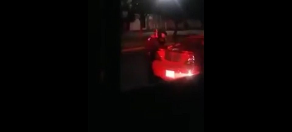 Video: con un beso, policía presuntamente perdona a mujer infractora