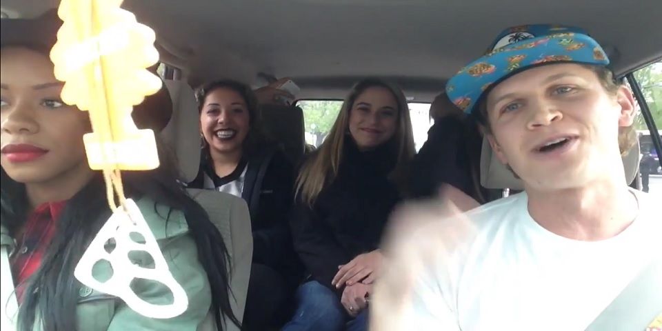 Video: conductor de Uber rapea para sus pasajeras