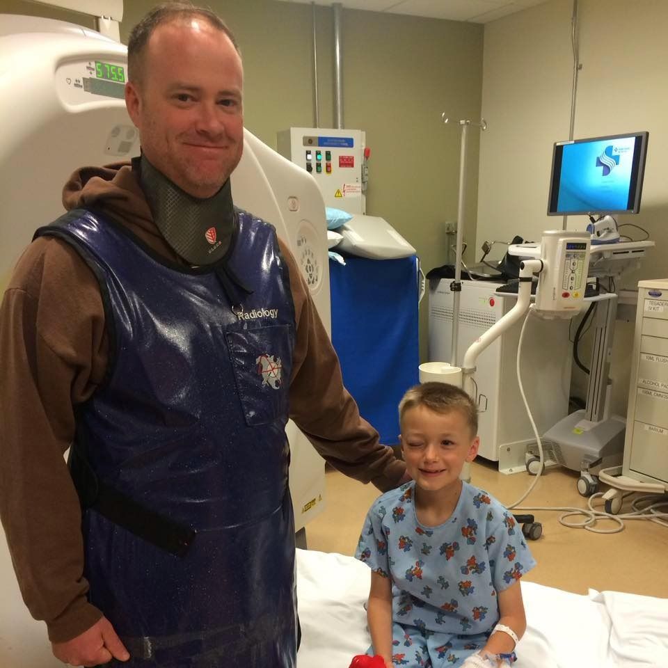 Tras donar cabello, niño de 7 años es diagnosticado con cáncer - Vinny-Facebook