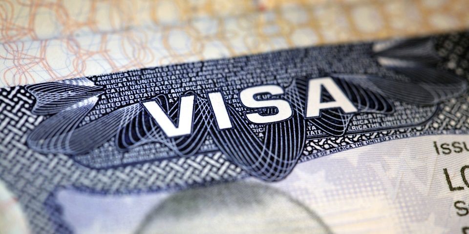 Alertan por engaños de gestores de visas