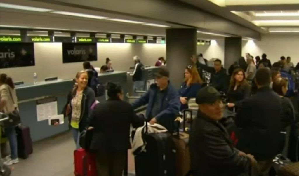 Fallas de Volaris dejan varados a cientos de pasajeros - Volaris-LAX-retrasos-NBC3-1024x603