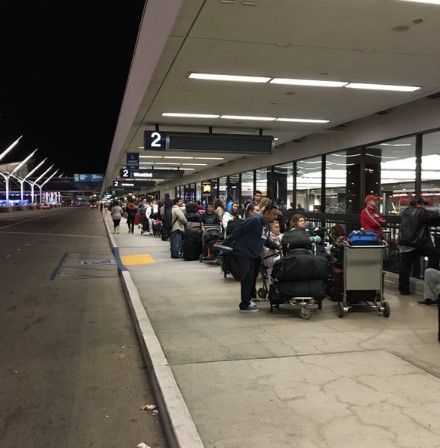 Fallas de Volaris dejan varados a cientos de pasajeros - Volaris-LAX-retrasos-Thatonekidgus