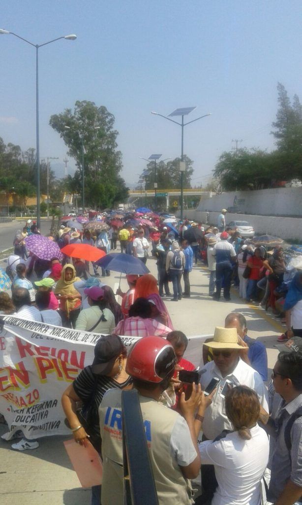 Maestros vuelven a bloquear la Autopista del Sol - a0a6db09-9007-4668-99d0-23e50d05ff89-614x1024