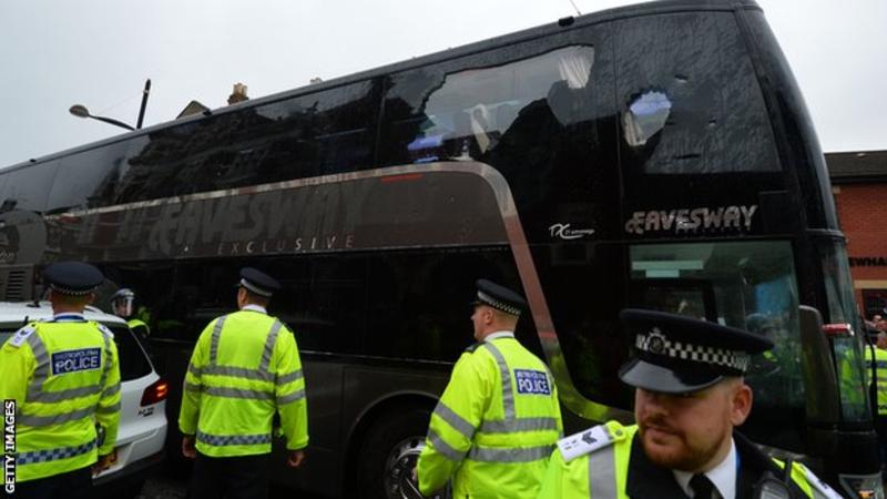 Video: aficionados del West Ham atacan autobús del Manchester United - aficionados-west-ham-1