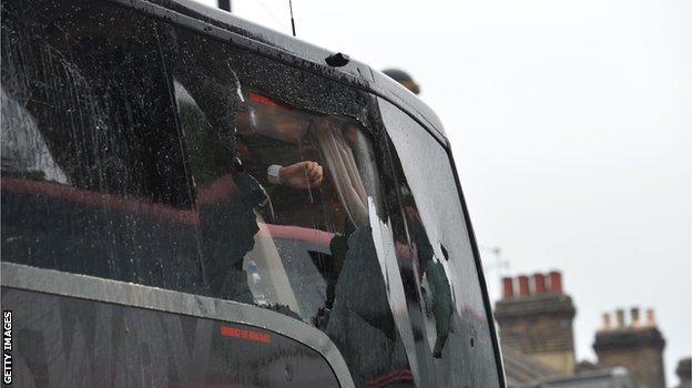 Video: aficionados del West Ham atacan autobús del Manchester United - aficionados-west-ham-3