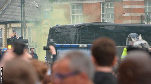 Video: aficionados del West Ham atacan autobús del Manchester United - aficionados-west-ham-5