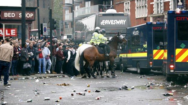 Video: aficionados del West Ham atacan autobús del Manchester United - aficionados-west-ham-7