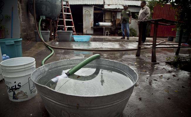 El gobierno capitalino condona pago de agua a colonias de Iztapalapa - agua-Lopez-Dóriga-