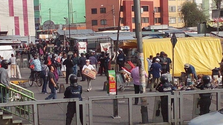 Retiran a ambulantes de La Raza