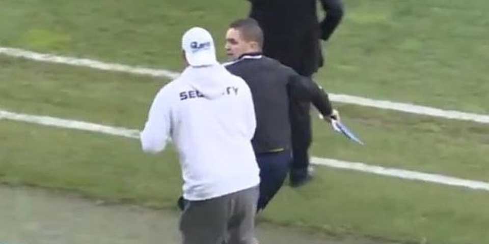 Video: retiran del campo a árbitro en estado de ebriedad