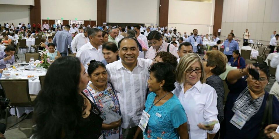 Héctor Astudillo festeja a profesores de Guerrero