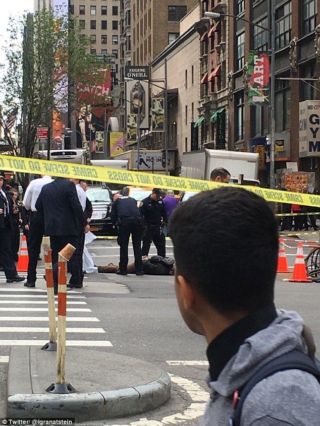 Policías matan a hombre que los amenazó con un cuchillo en NY - ataque-nueva-york-cadaver