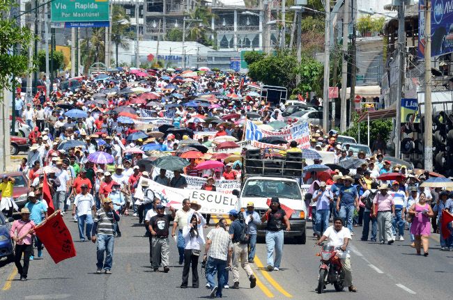 Maestros de la CETEG marchan por la Autopista del Sol - autopista-Animal-Político-2