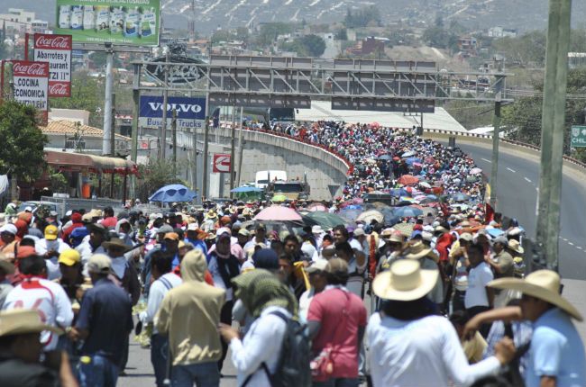 Maestros de la CETEG marchan por la Autopista del Sol - autopista-Animal-Político