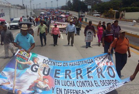 Maestros de la CETEG marchan por la Autopista del Sol - autopista-ceteg