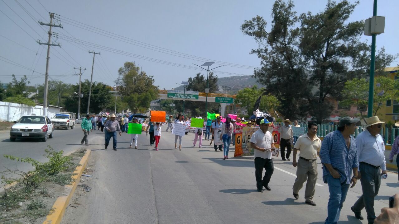 Maestros de la CETEG marchan por la Autopista del Sol - autopista-del-sol-2