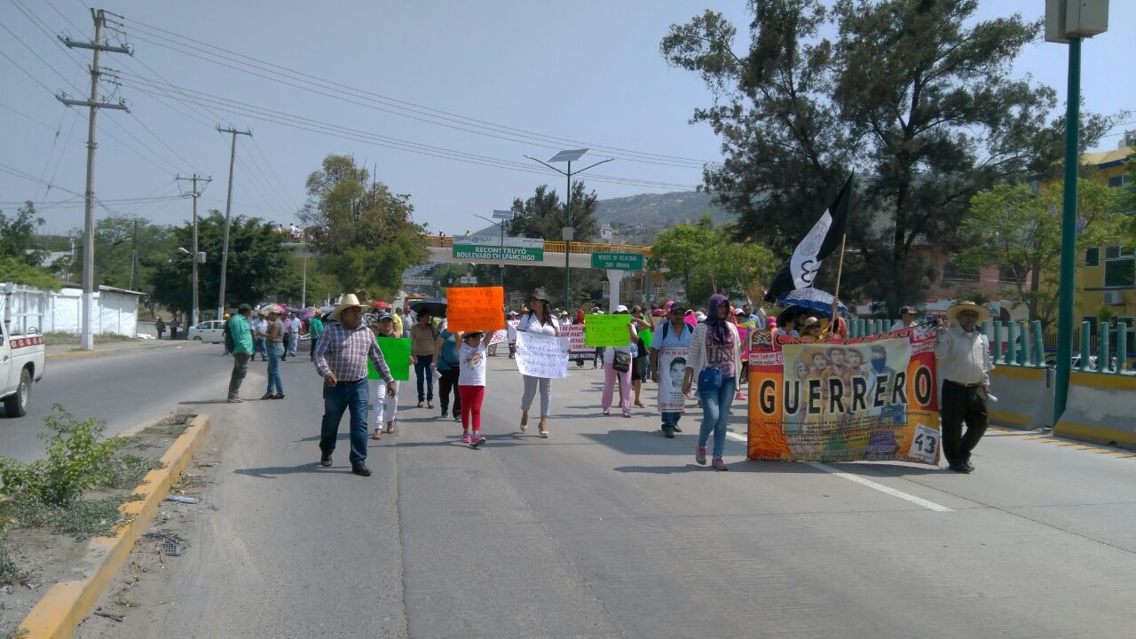 Maestros de la CETEG marchan por la Autopista del Sol