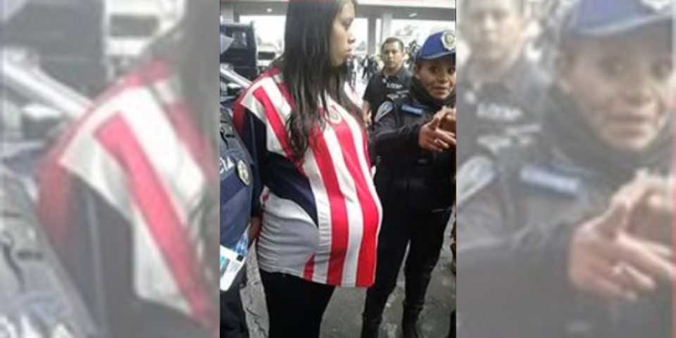 Captan a joven que fingía embarazo para introducir cohetones al estadio