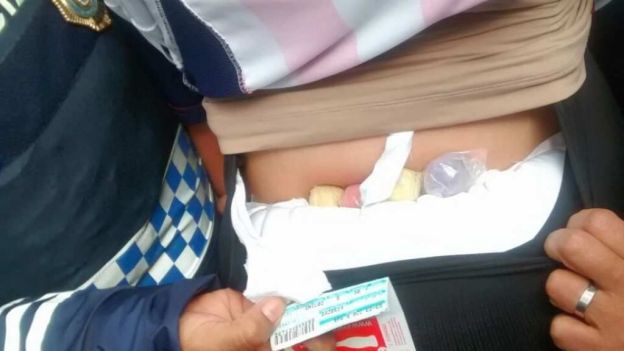 Captan a joven que fingía embarazo para introducir cohetones al estadio - azteca-embarazo-cohetones-2