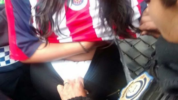 Captan a joven que fingía embarazo para introducir cohetones al estadio - azteca-embarazo-cohetones