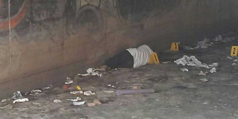 Asesinan a joven debajo de puente de Costera de Acapulco
