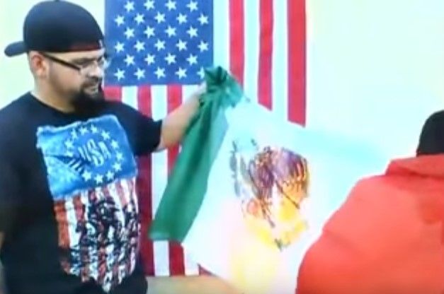 Video: seguidores de Trump queman Bandera de México