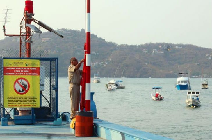Bandera roja en playas de Zihuatanejo por mar de fondo