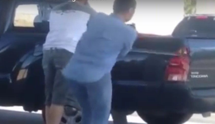 Video: mujer golpea con un bat a una camioneta en gasolinera