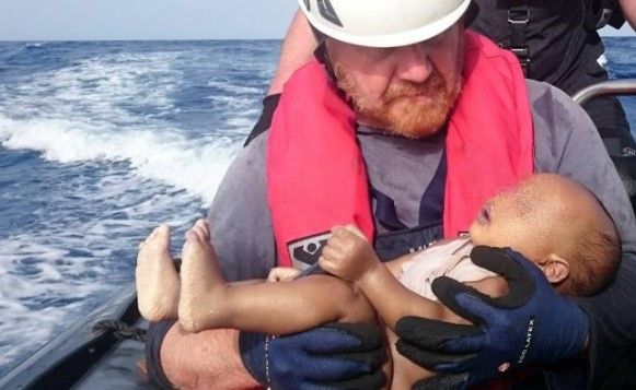 Difunden foto de rescatista alemán con bebé muerto en brazos - bebe-rescatado-SeaWatch