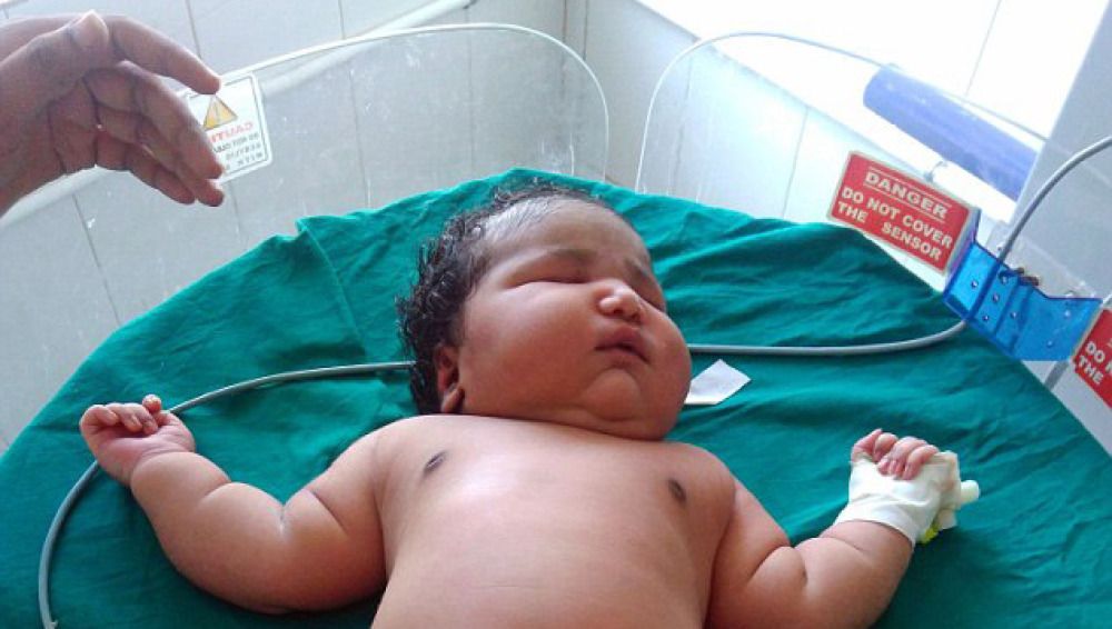 En India nace bebé de casi siete kilos