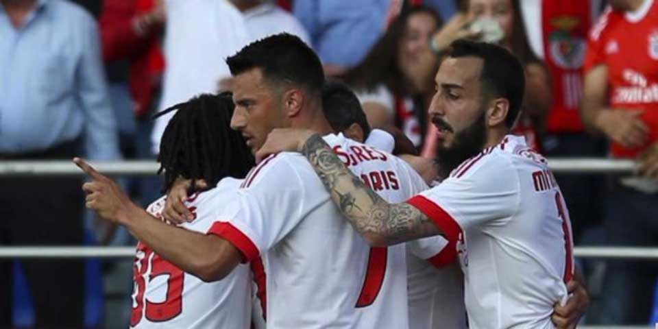 Raúl Jiménez anota y gana el doblete con el Benfica