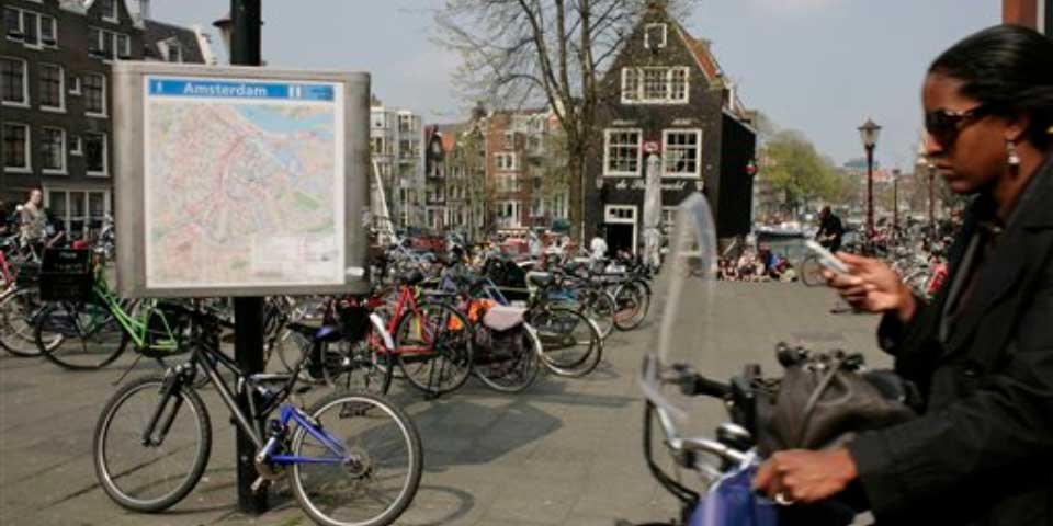 Holanda prohibiría uso de celular a ciclistas