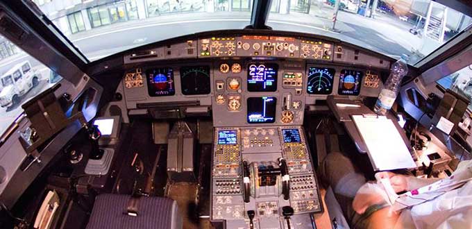 ¿Por qué se estrellan los aviones? - cabina-avion