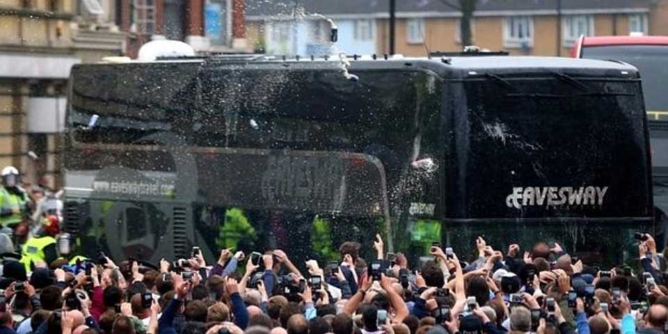 Video: aficionados del West Ham atacan autobús del Manchester United