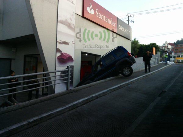 Vehículo impacta contra fachada de centro comercial en Tlalnepantla - camioneta-tlalnepantla-1
